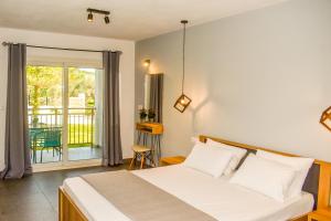 une chambre avec un lit et un balcon dans l'établissement Ktima Holiday House, à Skiathos Chora 90 autres photos