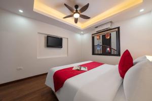 Postel nebo postele na pokoji v ubytování Hanoi Liliane Hotel and Travel