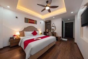 Postel nebo postele na pokoji v ubytování Hanoi Liliane Hotel and Travel