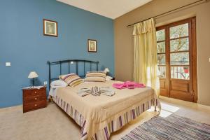 ラガナスにあるVilla Pounenteのベッドルーム1室(青い壁のベッド1台、窓付)