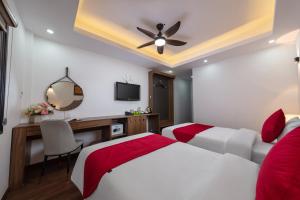 Postel nebo postele na pokoji v ubytování Hanoi Liliane Hotel and Travel