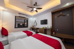 Postel nebo postele na pokoji v ubytování Hanoi Liliane Hotel and Travel