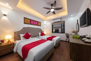Postel nebo postele na pokoji v ubytování Hanoi Liliane Hotel and Travel