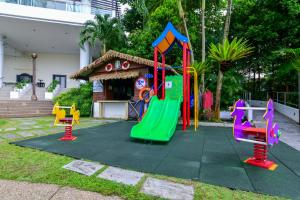 un parque infantil con un tobogán frente a una tienda en Flamingo Hotel by the Beach, Penang en George Town