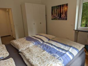 En eller flere senge i et værelse på Refurbished 1BR Apartment in Limpertsberg