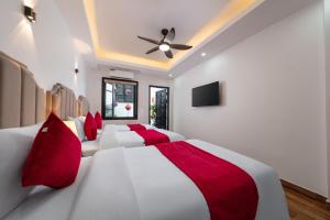 Postel nebo postele na pokoji v ubytování Hanoi Liliane Hotel and Travel