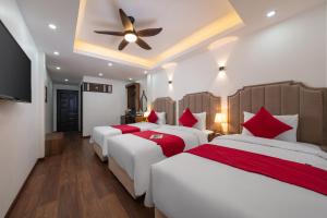 Postel nebo postele na pokoji v ubytování Hanoi Liliane Hotel and Travel