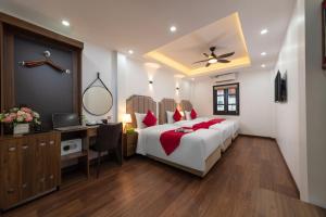 Postel nebo postele na pokoji v ubytování Hanoi Liliane Hotel and Travel