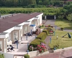 una vista aérea de una casa con parque infantil en Ferienhaus Eilts, en Borkum