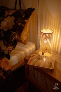una lámpara sentada en una mesa junto a una cama en Sunset House & Spa, en Ustrzyki Dolne