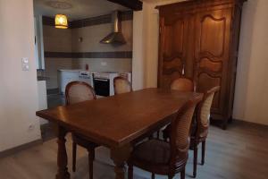 una mesa de madera y sillas en la cocina en Le Mont Marin - Maison à la campagne 