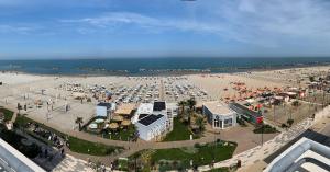 uma vista aérea de uma praia com guarda-sóis em Hotel Croce Del Sud em Rimini