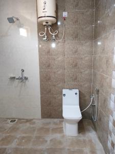 y baño con aseo y cabina de ducha. en Kaafal hotel & restaurant, en Dhanaulti