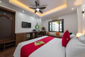 Postel nebo postele na pokoji v ubytování Hanoi Liliane Hotel and Travel