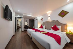 Postel nebo postele na pokoji v ubytování Hanoi Liliane Hotel and Travel