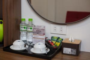 Příslušenství pro přípravu čaje a kávy v ubytování Hanoi Liliane Hotel and Travel