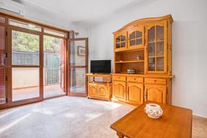 una sala de estar con una cabaña de madera y una mesa en Bahía Azul en Dénia