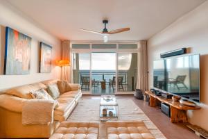 พื้นที่นั่งเล่นของ Oceanfront 2-bedroom Apartment in Praia Formosa