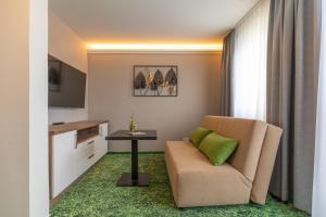 ein Wohnzimmer mit einem Stuhl und einem Tisch in der Unterkunft Pension Schwalbennest in Bösleben-Wüllersleben