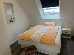 ein kleines Schlafzimmer mit einem Bett und einem Fenster in der Unterkunft Fewo Durak in Norderney