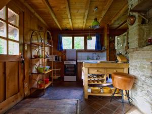 - une cuisine avec une table et un comptoir dans une pièce dans l'établissement Le Doubs Chalet - Chalet Garnache, à Oye-et-Pallet