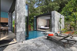 una casa con piscina en el patio trasero en Seclusion in the mountains, villa near Kamala beach, en Kamala Beach