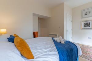 的住宿－Modern & Classy 2 bedroom flat, Free Parking，一间卧室配有一张带冲浪板的床