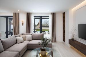 Villa Artis by IstriaLux في Loborika: غرفة معيشة مع أريكة وتلفزيون