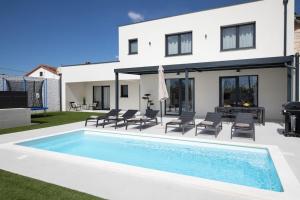 een villa met een zwembad voor een huis bij Villa Artis by IstriaLux in Loborika