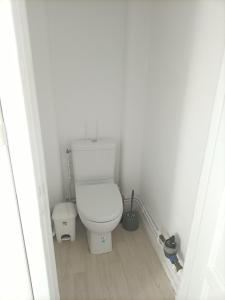 a bathroom with a white toilet in a room at Appartement cosy 6 personnes proche gare in Rueil-Malmaison