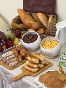 una tavola con vari tipi di pane e altri alimenti di Crown Hotel a Kutaisi