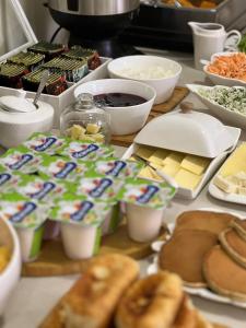 una tavola ricoperta di prodotti da forno e altri prodotti alimentari di Crown Hotel a Kutaisi Altre 29 foto