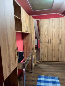 um quarto com armários de madeira e uma cadeira num quarto em BRC Hostel & Car Rent Budapest em Budapeste