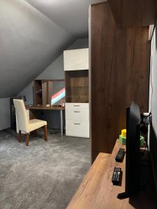 um escritório no sótão com uma secretária e uma cadeira em BRC Hostel & Car Rent Budapest em Budapeste