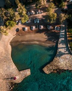 una vista aérea de una playa con agua turquesa en Minos Beach Art Hotel, a Member of Design Hotels en Agios Nikolaos