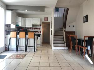 Kuchyň nebo kuchyňský kout v ubytování Charming 5-Bedroom House in Croix-Chapeau, La Rochelle, France