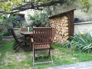 Zahrada ubytování Charming 5-Bedroom House in Croix-Chapeau, La Rochelle, France