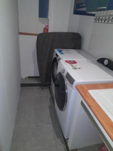 Fotografie z fotogalerie ubytování Charming 5-Bedroom House in Croix-Chapeau, La Rochelle, France v destinaci Croix-Chapeau