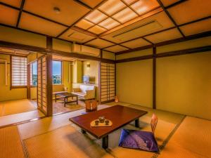 Posezení v ubytování Ooedo Onsen Monogatari Shima Saichoraku