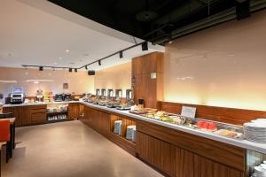 a buffet line in a restaurant with a lot of food at 綺樂文旅 開封館 Le Room Hotel Kaifeng in Taipei