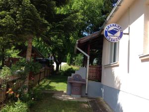 Sijil, anugerah, tanda atau dokumen lain yang dipamerkan di Apartment Matogi