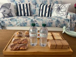 uma mesa de centro com duas garrafas de água e pão em La Rosa dei Venti em Santa Marinella