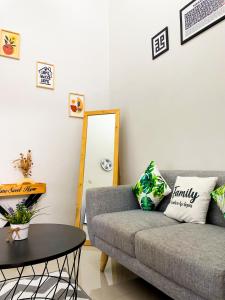 a living room with a couch and a table at Homestay Kamar Tamu Sedayu in Bantul