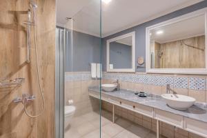 een badkamer met 2 wastafels en een douche bij Mirada Del Lago in Erciyes