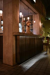 un restaurante con una estatua de jirafa en un mostrador en Prins Carl en Ystad