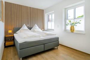 um quarto com uma cama num quarto em FriesenKOJE 1 mit Garten,Hund willkommen! em Greetsiel