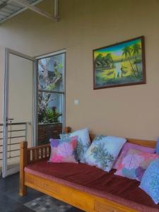 un sofá con almohadas en una habitación en Villa Sentul Onnelik Sentul City Bogor by Villaloka, en Babakan Madang