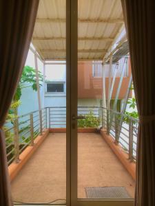una vista dalla porta di un balcone di Villa Sentul Onnelik Sentul City Bogor by Villaloka a Babakan Madang