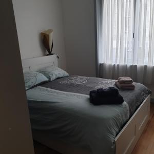 - un lit avec 2 serviettes dans une chambre dans l'établissement Brest quartier Siam appartement 3 étoiles, à Brest