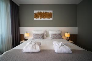 a bedroom with two towels on a bed at Residence Vaal in Rovinj